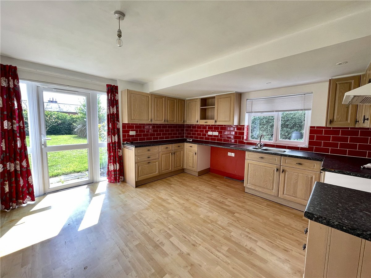 4 bedroom House, Queen Catherine Road, Steeple Claydon, MK18 - Available, Image 2