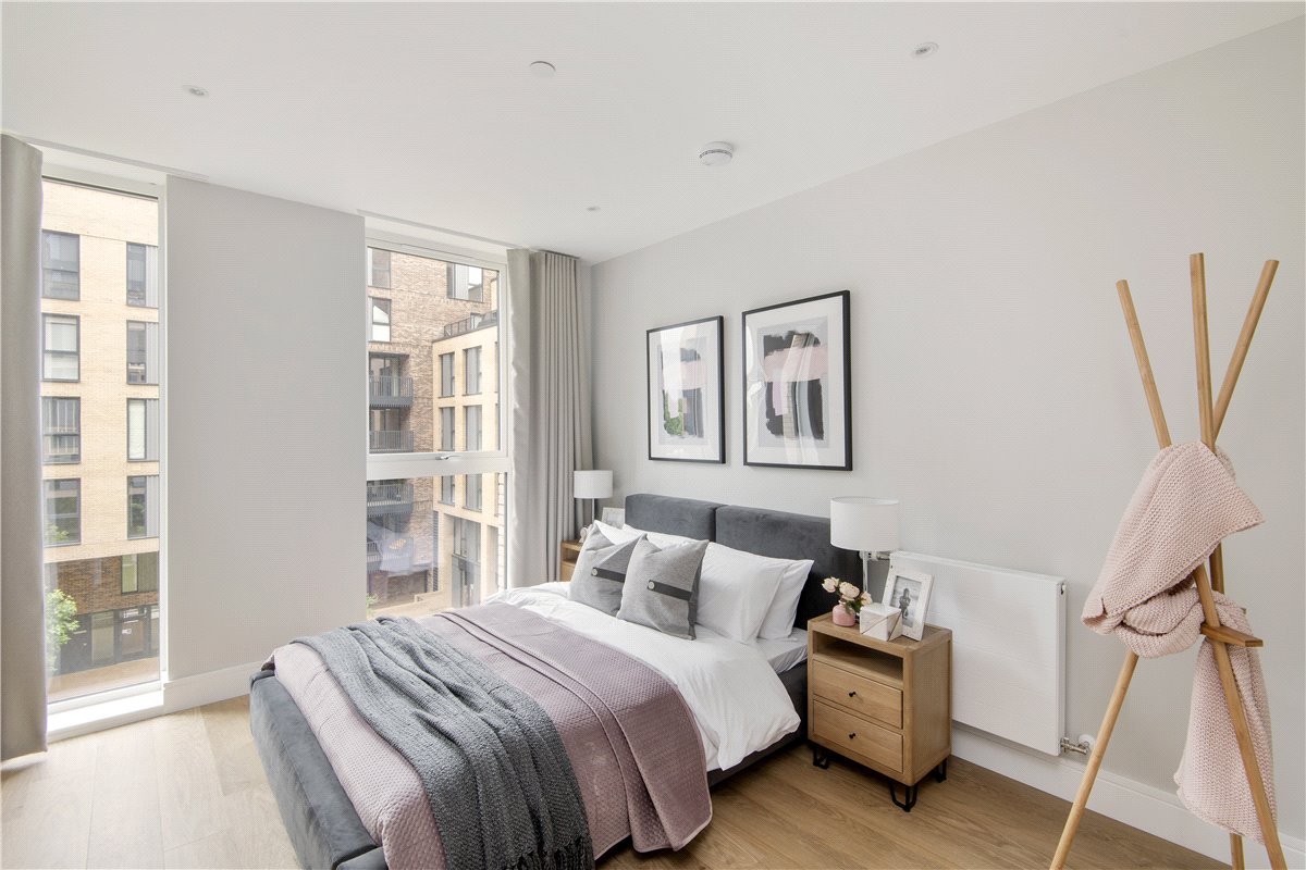 2 bedroom Flat, Greyhound Parade, Wimbledon Grounds, London, SW17 - Available, Image 2