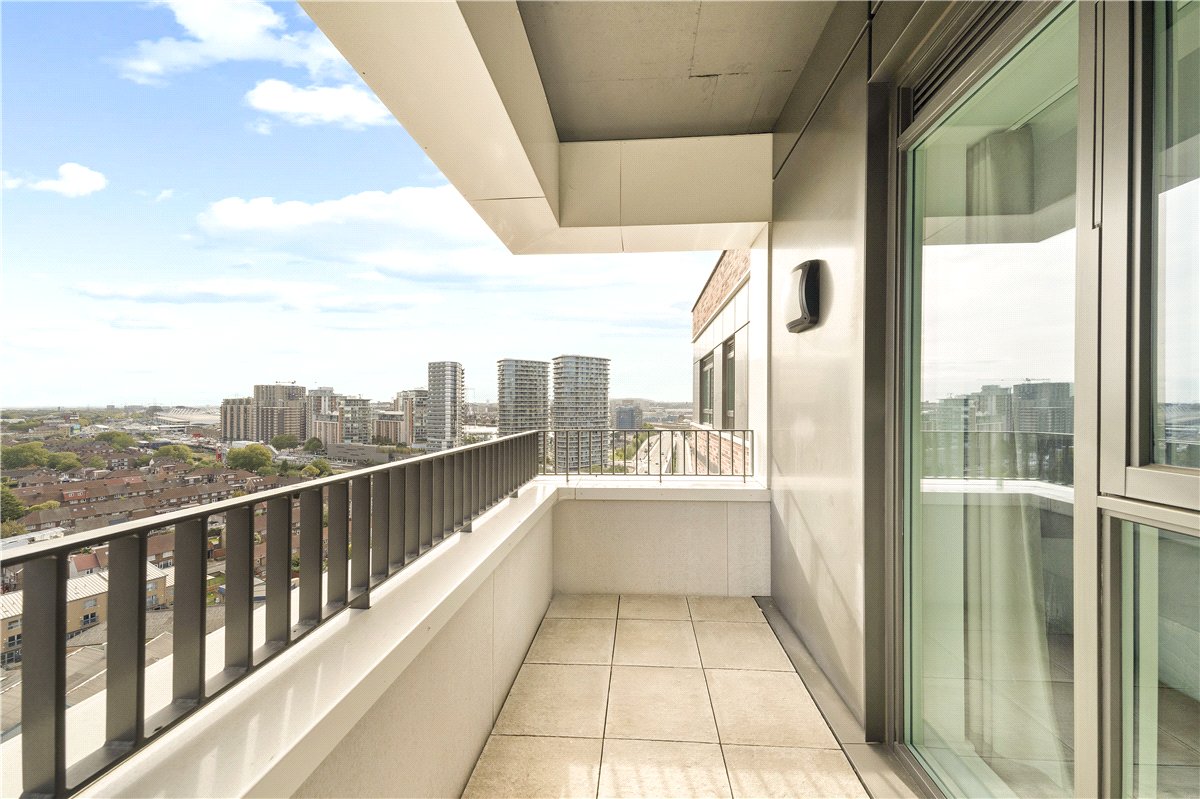 3 bedroom Flat, Heartwell Avenue, London, E16 - Available, Image 2