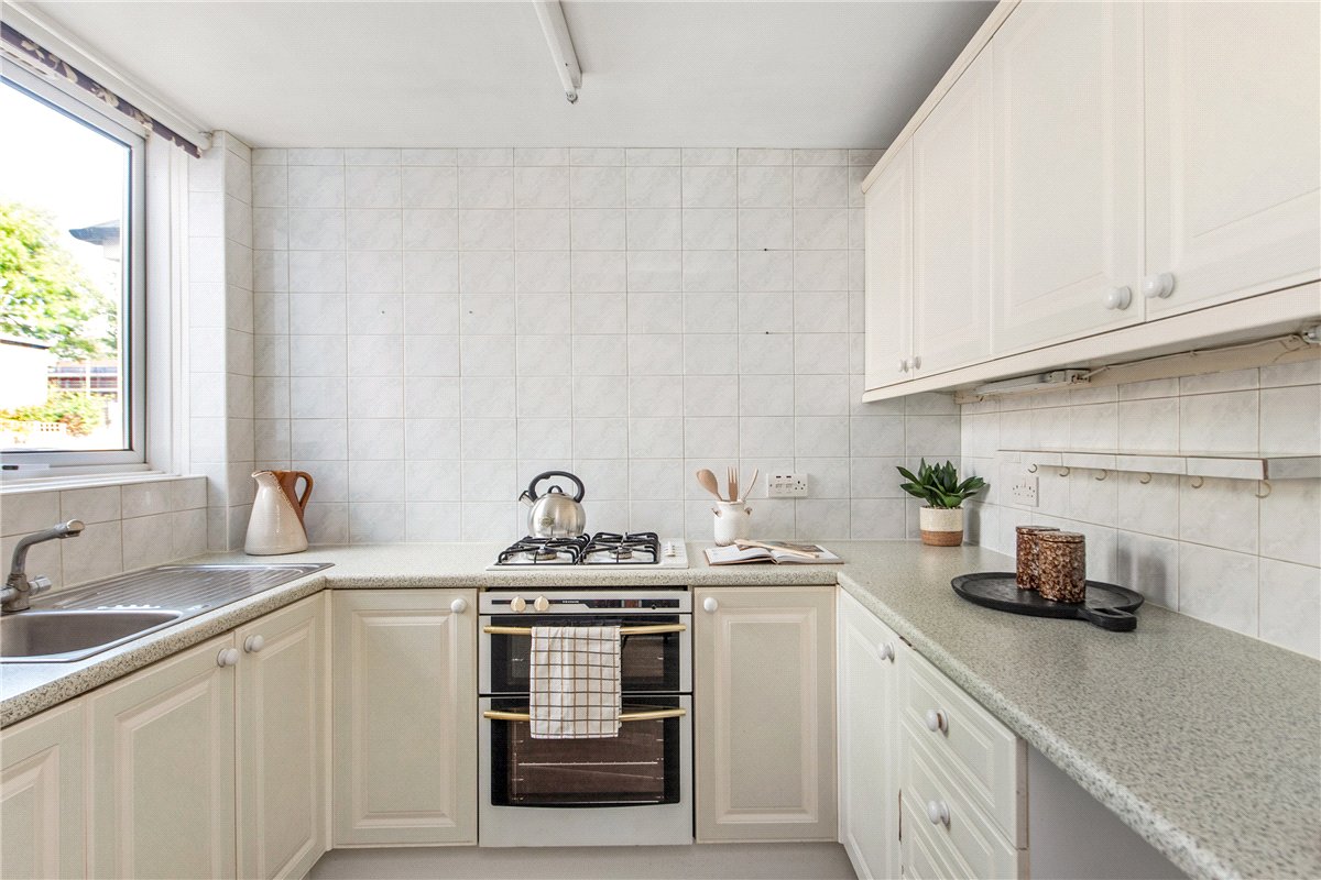 2 bedroom House, Hunter Close, London, SW12 - Available, Image 2