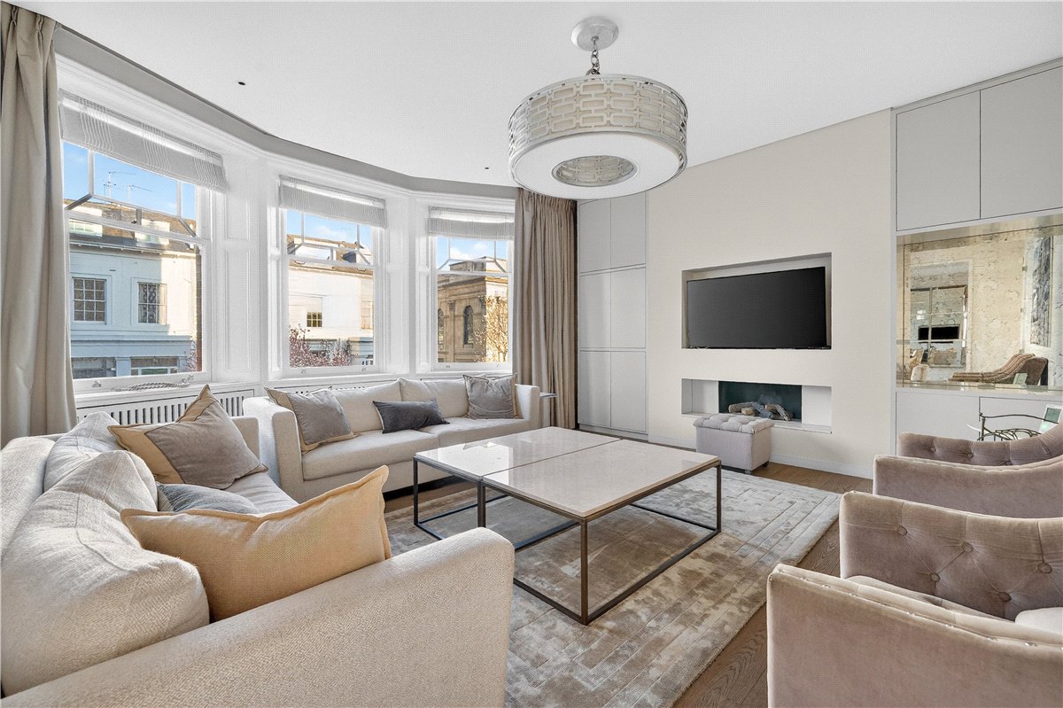 4 bedroom Flat, Wynnstay Gardens, Kensington, W8 - Available