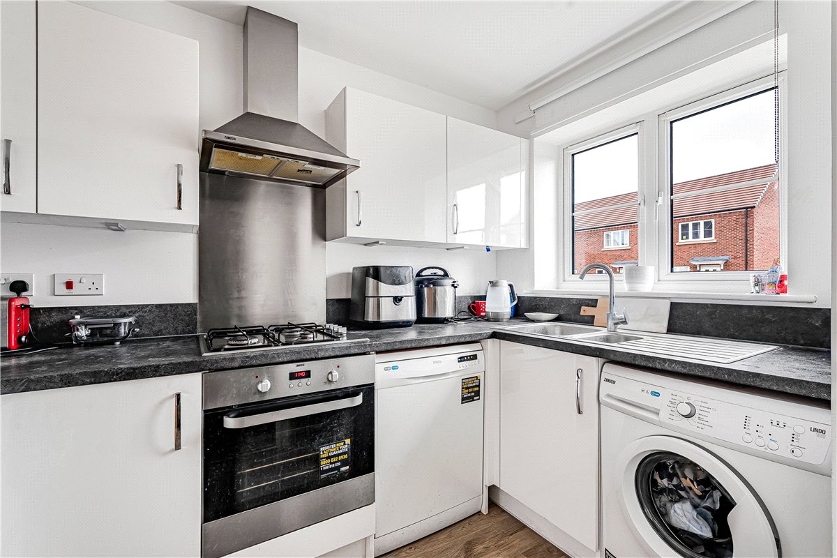2 bedroom House, Rome Avenue, Aylesbury, HP21 - Let Agreed, Image 2