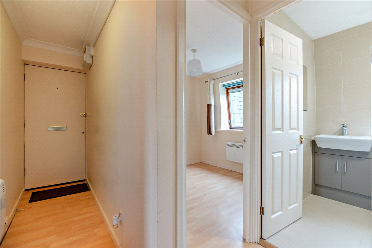 2 bedroom Flat, Victoria Gardens, Newbury, RG14 - Sold STC, Image 1