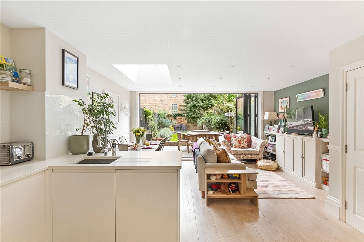3 bedroom Flat, Trinity Road, London, SW17 - Available