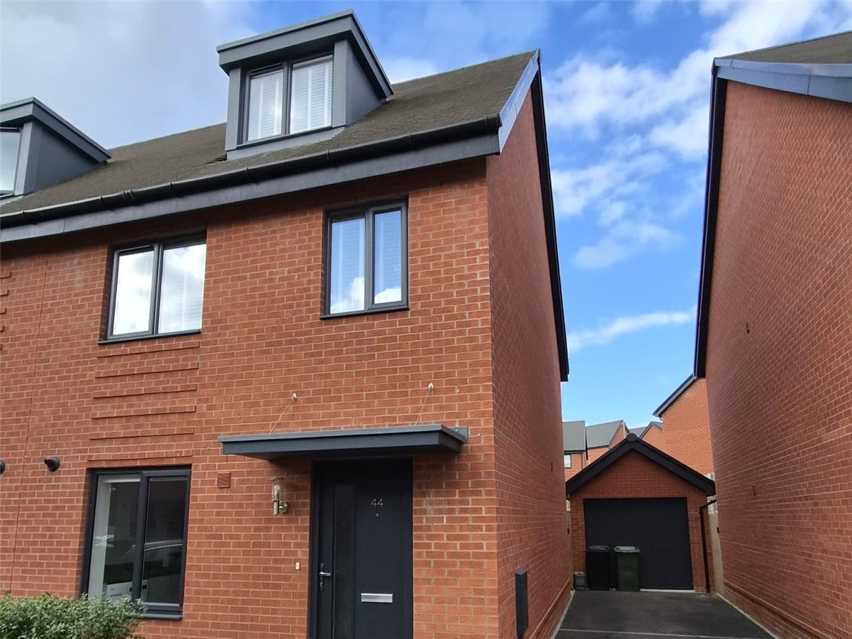 3 bedroom House, Stonyfield Road, Whiteley, PO15 - Available