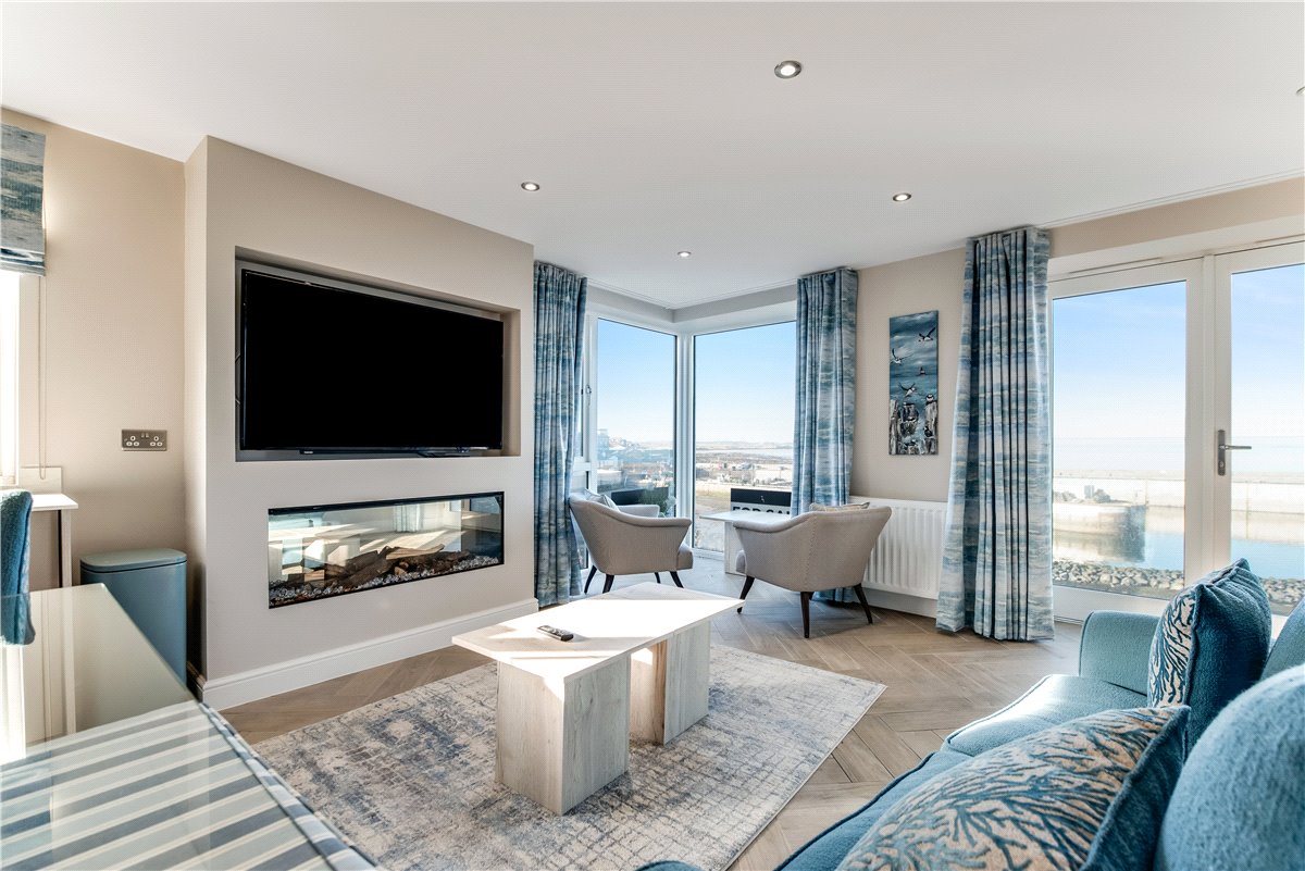 3 bedroom Flat, Farne House, 12 Crewe Street, NE68 - Available