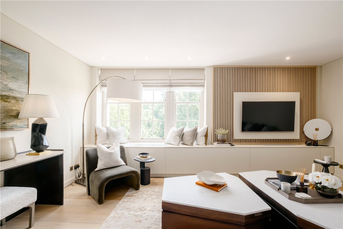 2 bedroom Flat, Piccadilly, Mayfair, W1J - Available