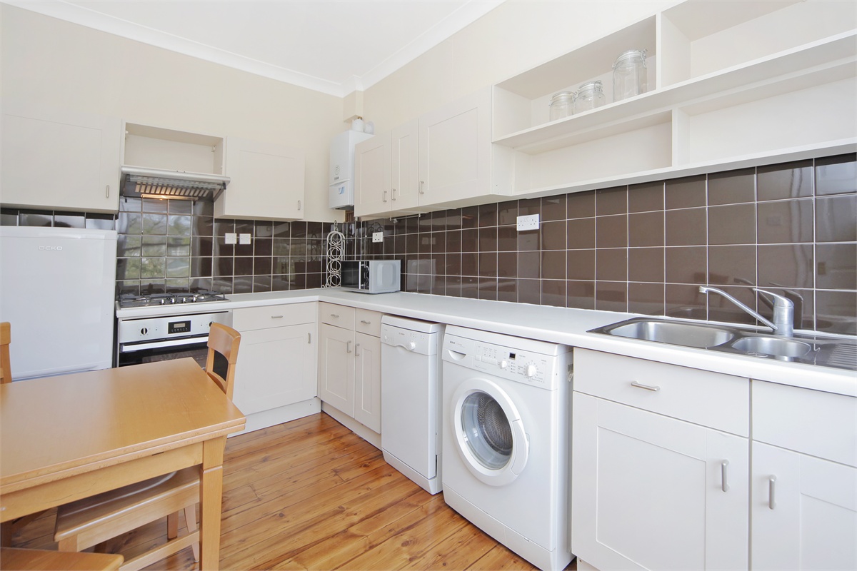 2 bedroom Flat, Trinity Road, London, SW17 - 
