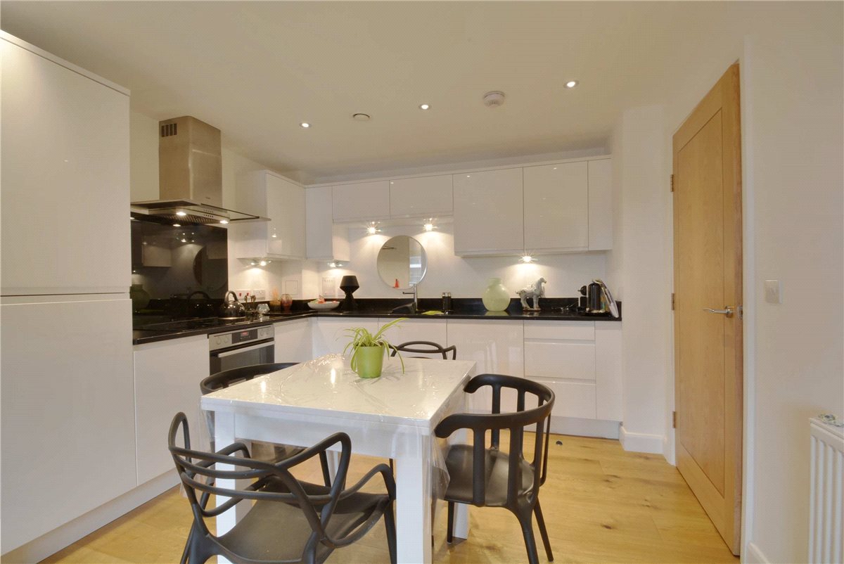 1 bedroom Flat, Racecourse Road, Newbury, RG14 - Available, Image 2