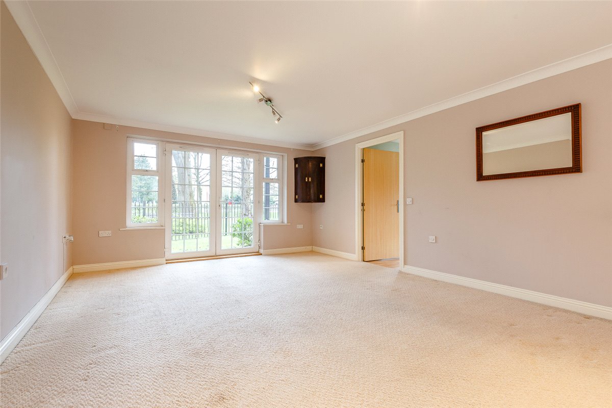 2 bedroom Flat, Old College Road, Newbury, RG14 - Available, Image 1