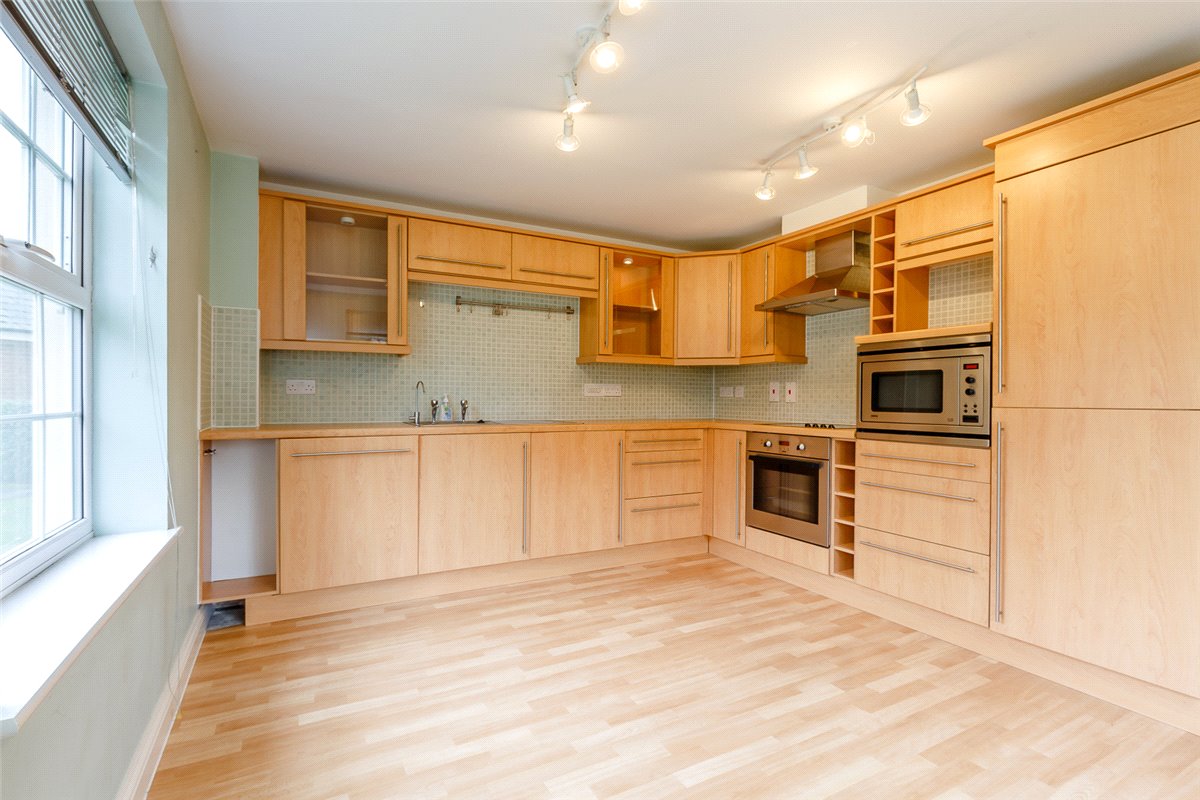 2 bedroom Flat, Old College Road, Newbury, RG14 - Available, Image 3
