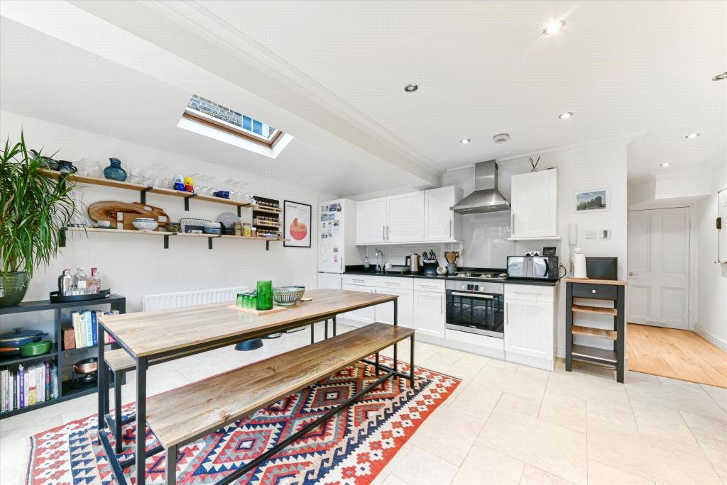 2 bedroom Flat, Chivalry Road, London, SW11 - 