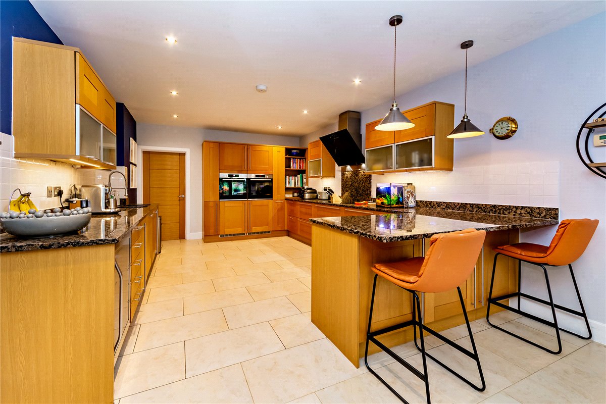 4 bedroom House, Oxford Road, Donnington, RG14 - Available, Image 14