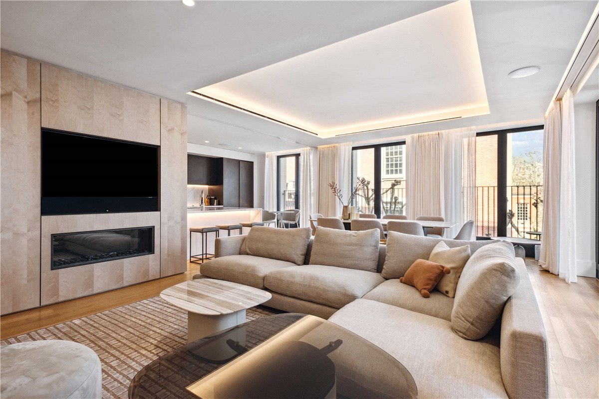 3 bedroom Flat, Lancer Square, Kensington, W8 - Available