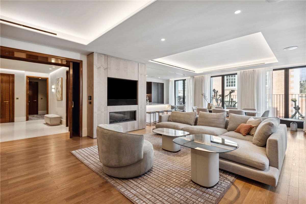 3 bedroom Flat, Lancer Square, Kensington, W8 - Available