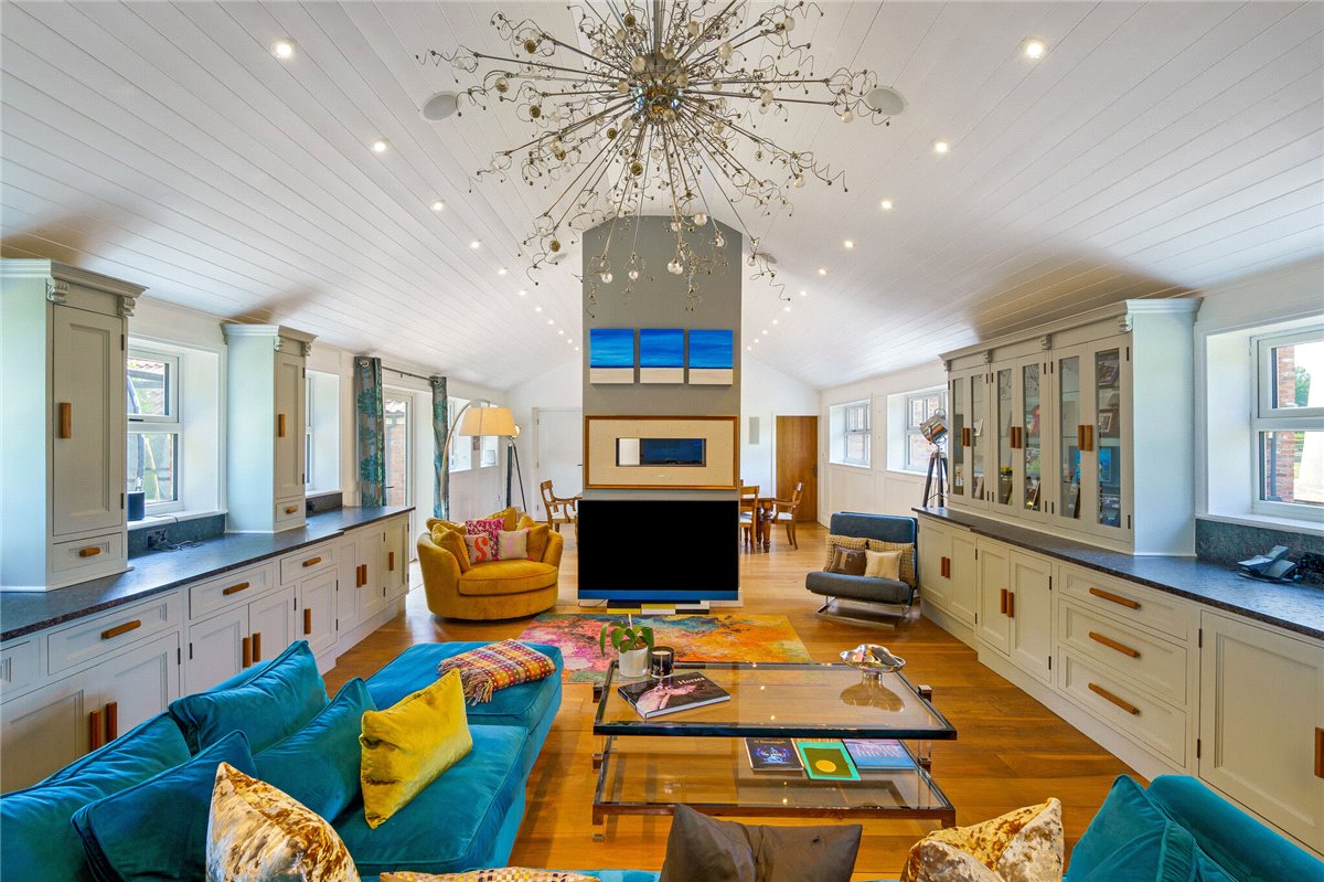 6 Bedroom Single Family Home/House's Image 23