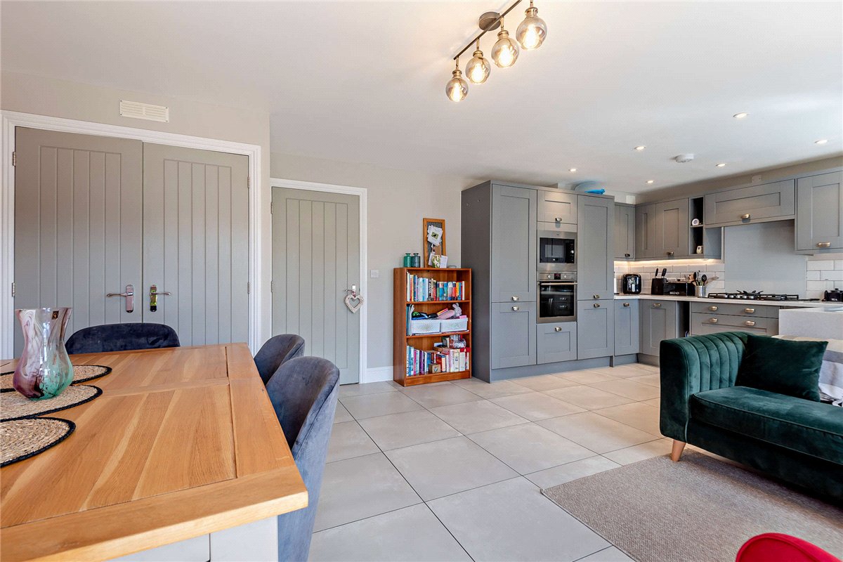 4 bedroom House, Folly Court, Cold Ash, RG18 - Available, Image 2