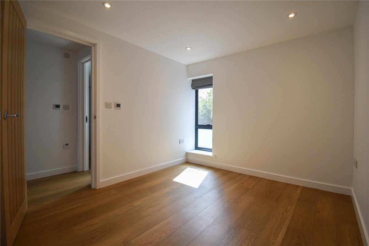 2 bedroom Flat, Wellington Court, Wellington Street, CB1 - Available, Image 8
