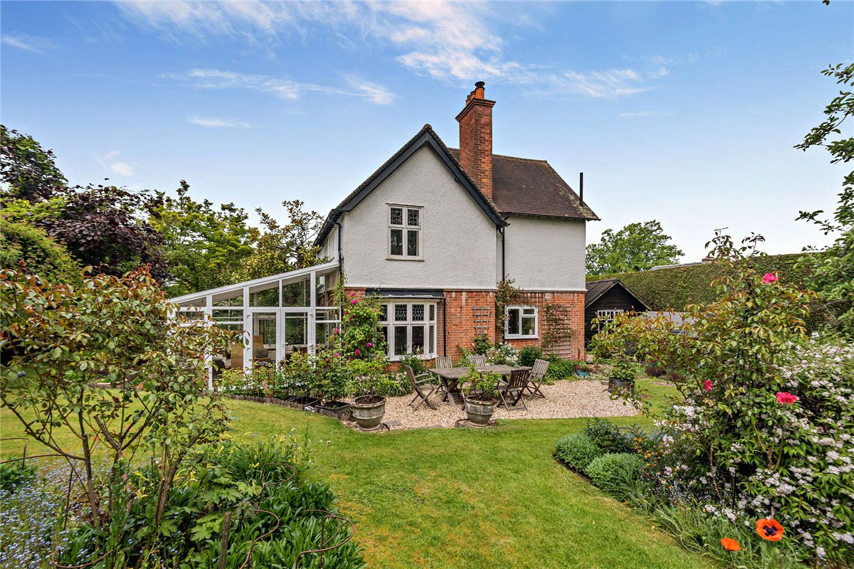5 bedroom House, Andover Road, Newbury, RG14 - Available