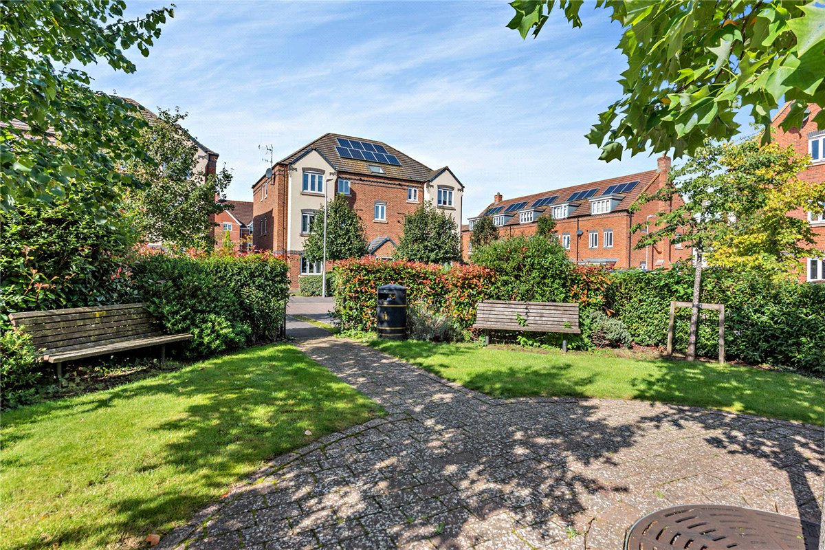 2 bedroom Flat, Carpenters Close, Newbury, RG14 - Available, Image 2