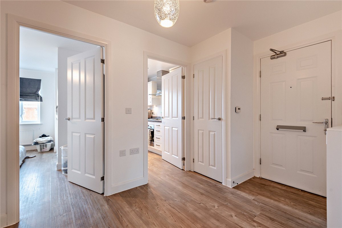 2 bedroom Flat, Carpenters Close, Newbury, RG14 - Available, Image 6