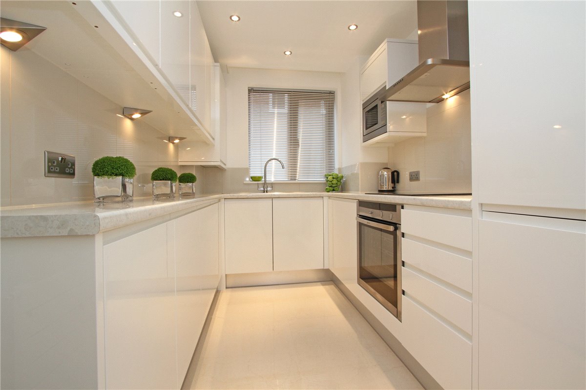 3 bedroom Flat, Holbein Place, London, SW1W - Available, Image 1