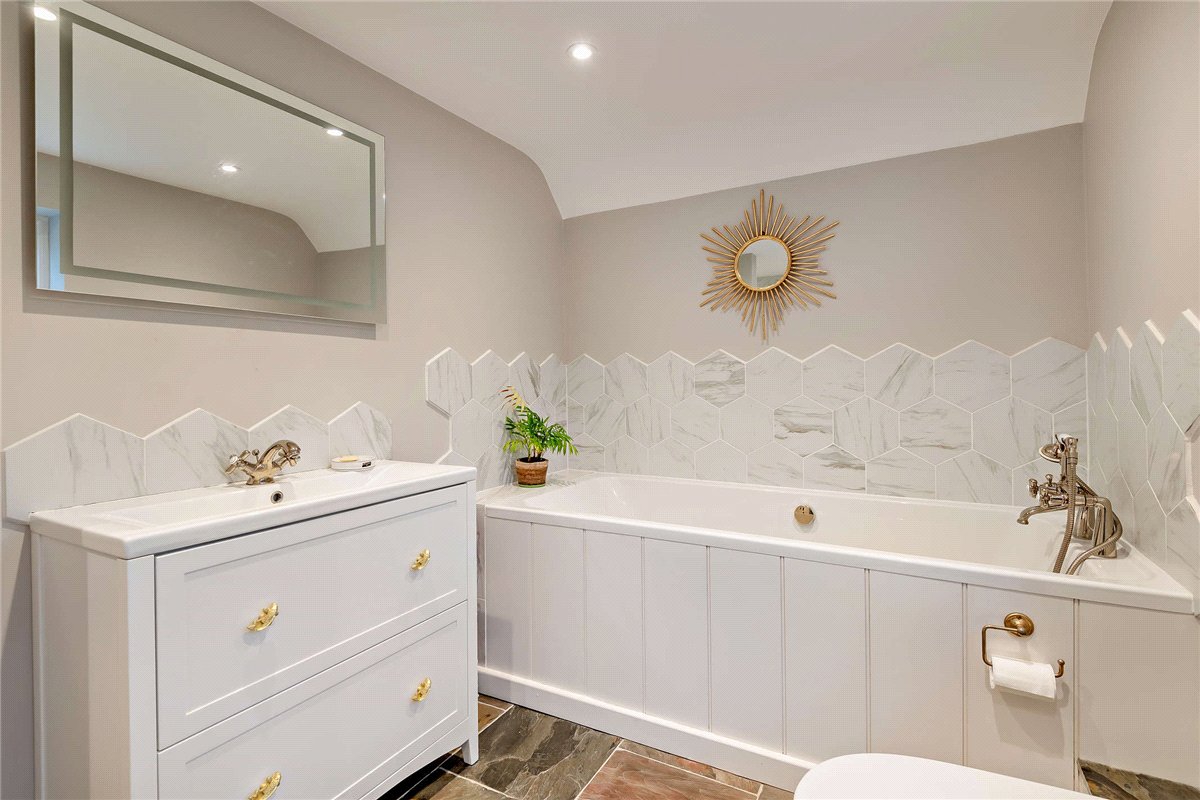 5 bedroom House, Crookham Common, Thatcham, RG19 - Available, Image 1