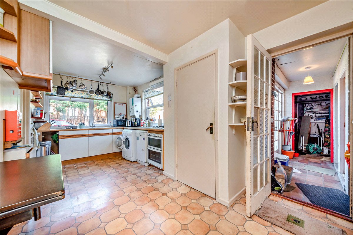 4 bedroom House, Clarendon Gardens, Newbury, RG14 - Available, Image 2