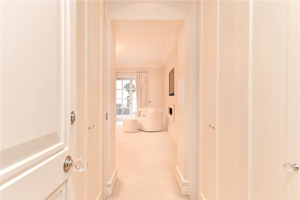 4 bedroom Flat, Upper Grosvenor Street, Mayfair, W1K - Available, Image 11