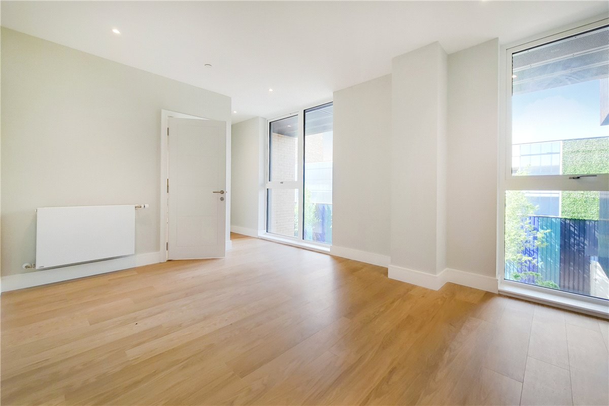 4 bedroom Maisonette, Greyhound Parade, London, SW17 - , Image 4
