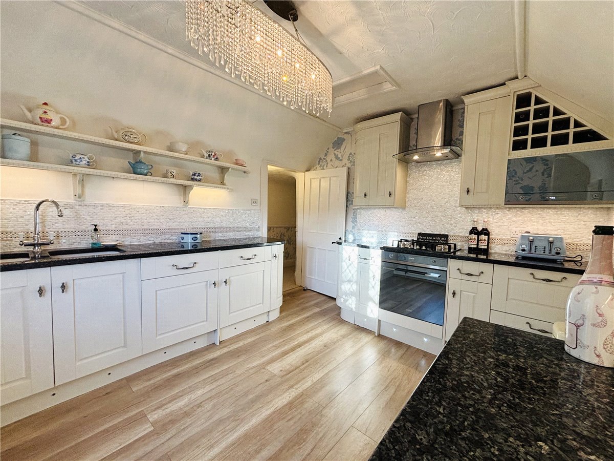 5 bedroom House, Eastcliff Road, Shanklin, PO37 - Available, Image 8