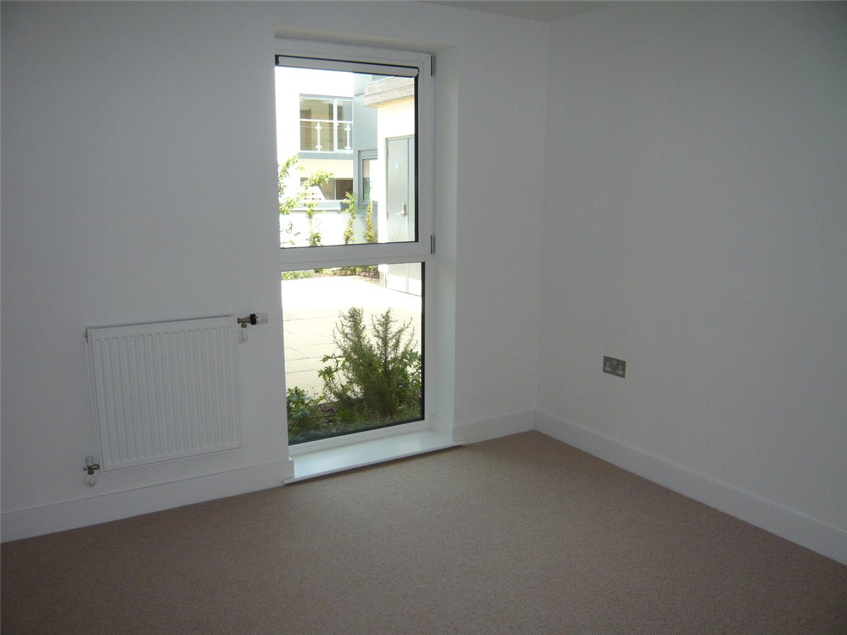 2 bedroom Flat, Park Way, Newbury, RG14 - Available, Image 4