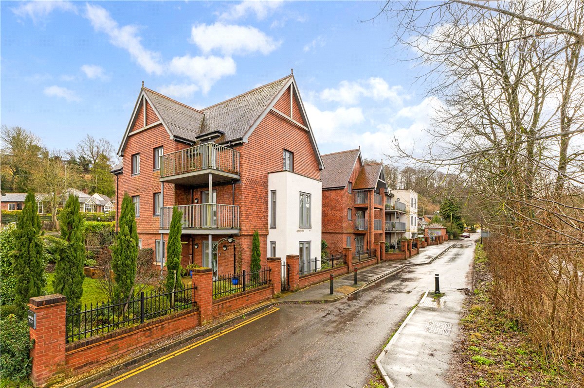 2 bedroom Flat, Granham Close, Marlborough, SN8 - Available