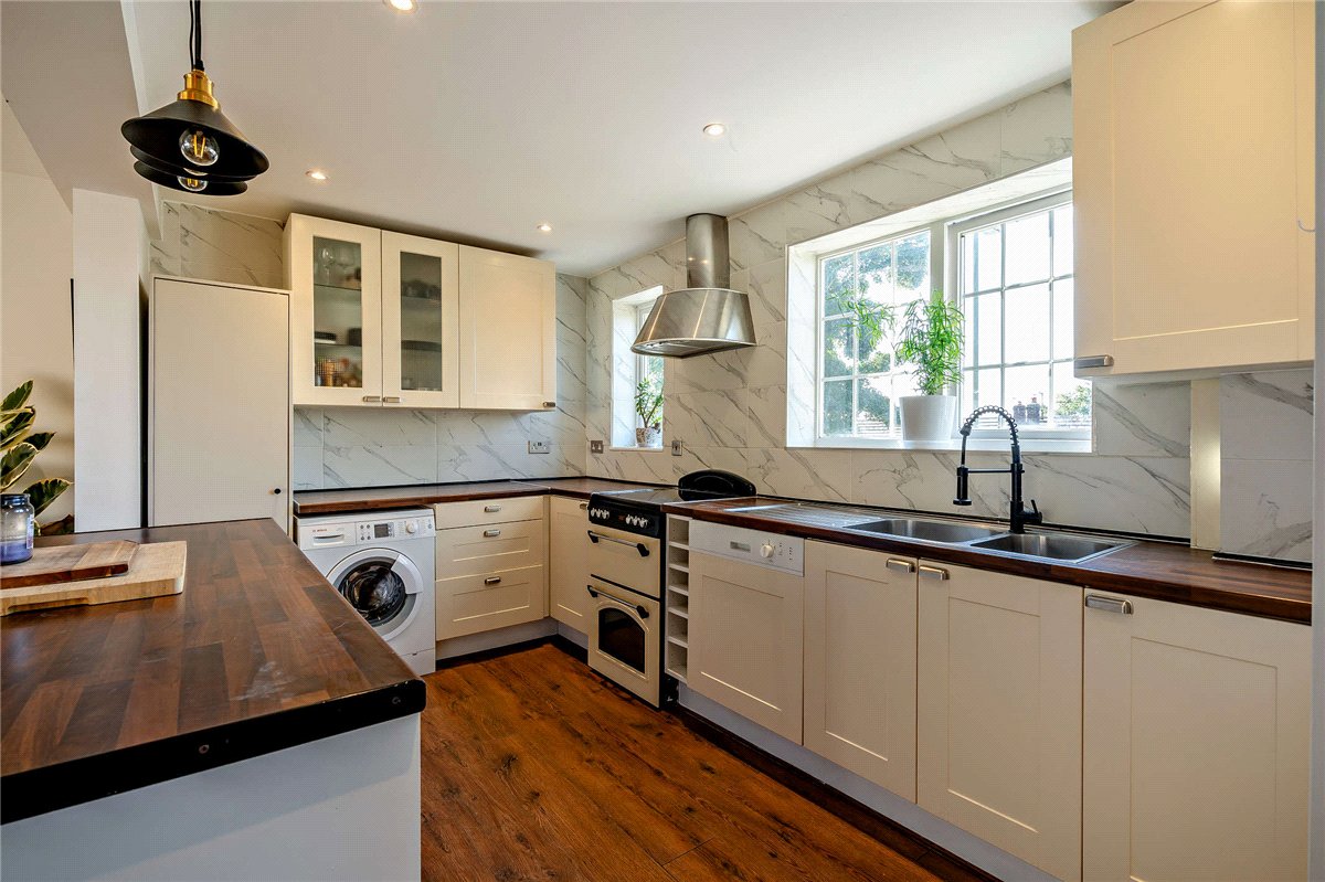 3 bedroom House, Anchor Road, Kingsclere, RG20 - Available, Image 10