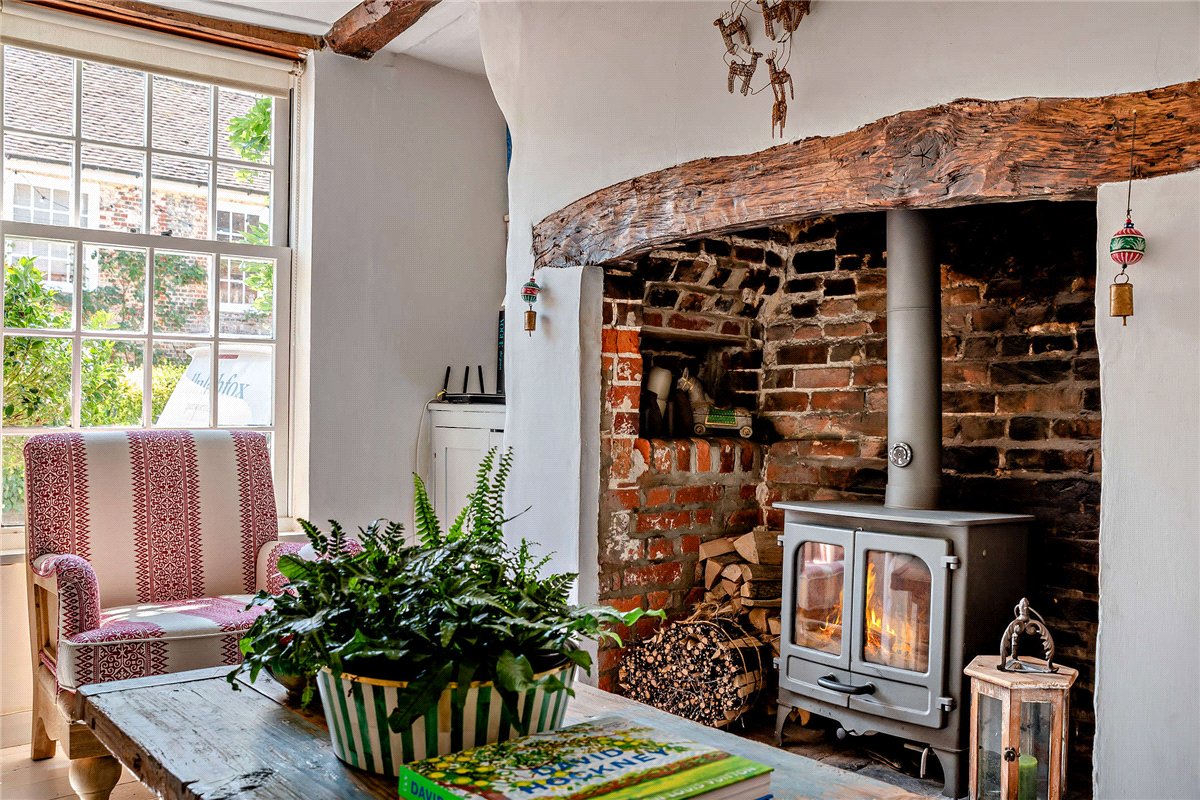 3 bedroom House, East Street, Hambledon, PO7 - Available, Image 2