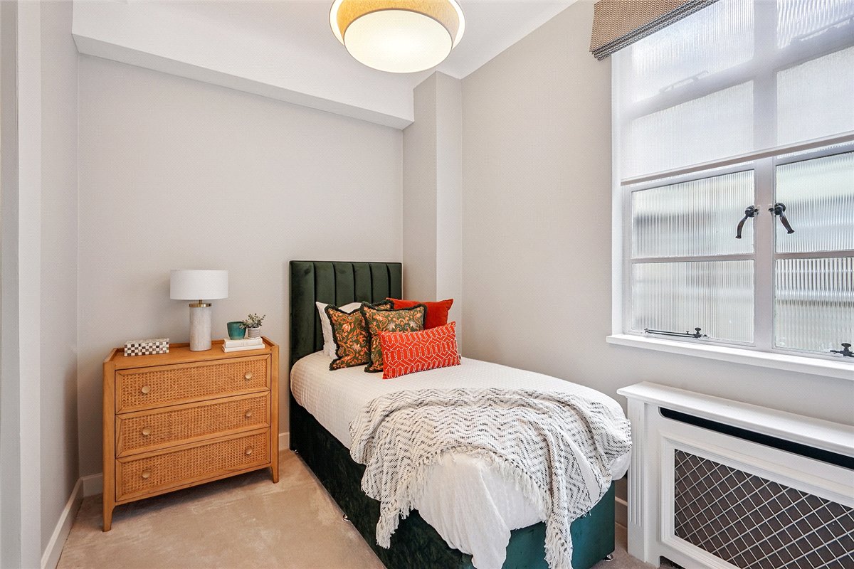 3 bedroom Flat, Grosvenor Square, Mayfair, W1K - Available, Image 3