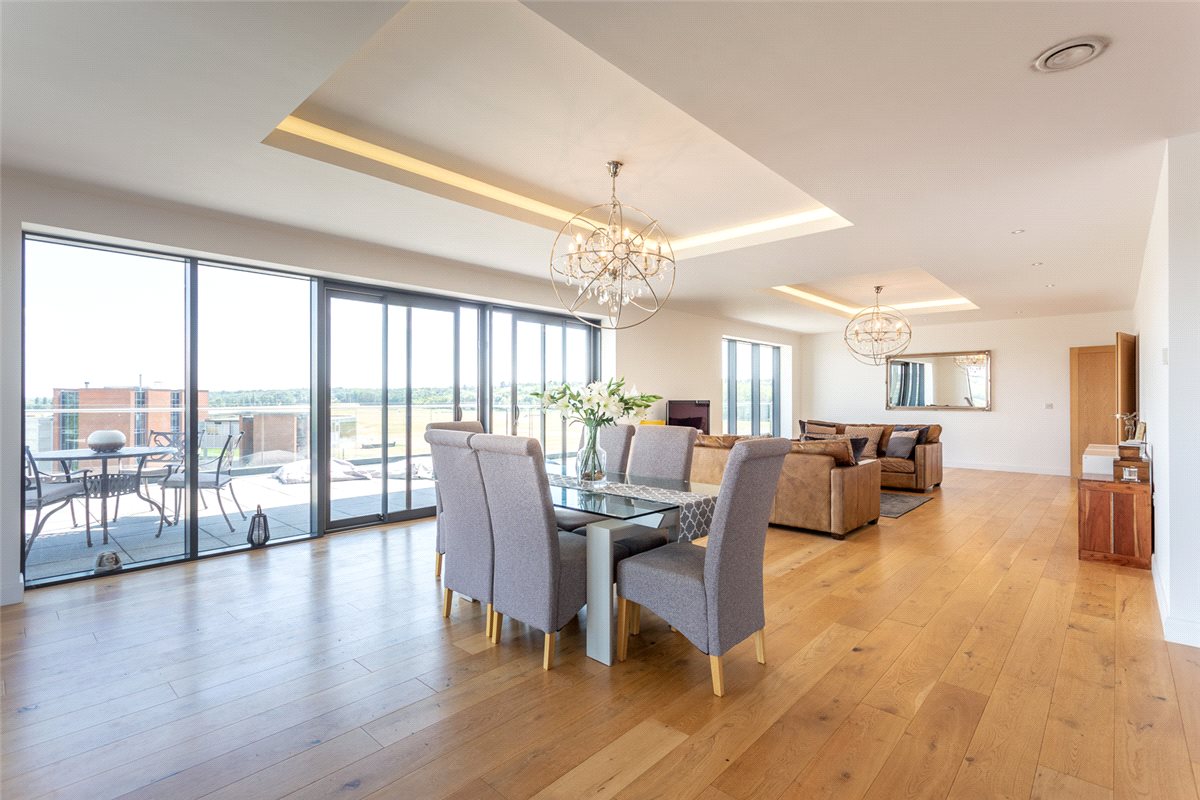 3 bedroom Flat, Racecourse Road, Newbury, RG14 - Available, Image 4