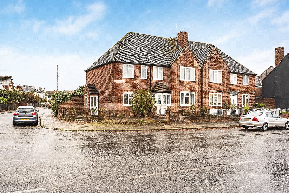 2 bedroom Maisonette, West Ruislip Court, Ickenham Road, HA4 - Sold STC