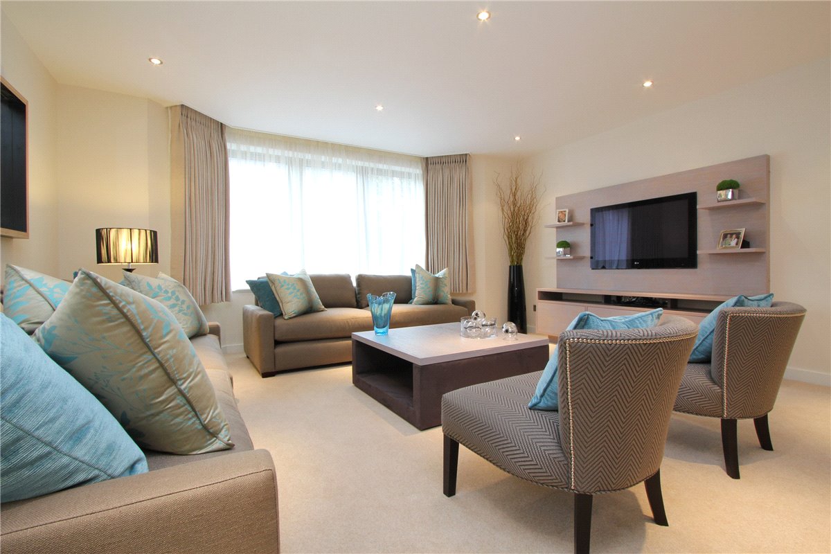 3 bedroom Flat, Holbein Place, London, SW1W - Available