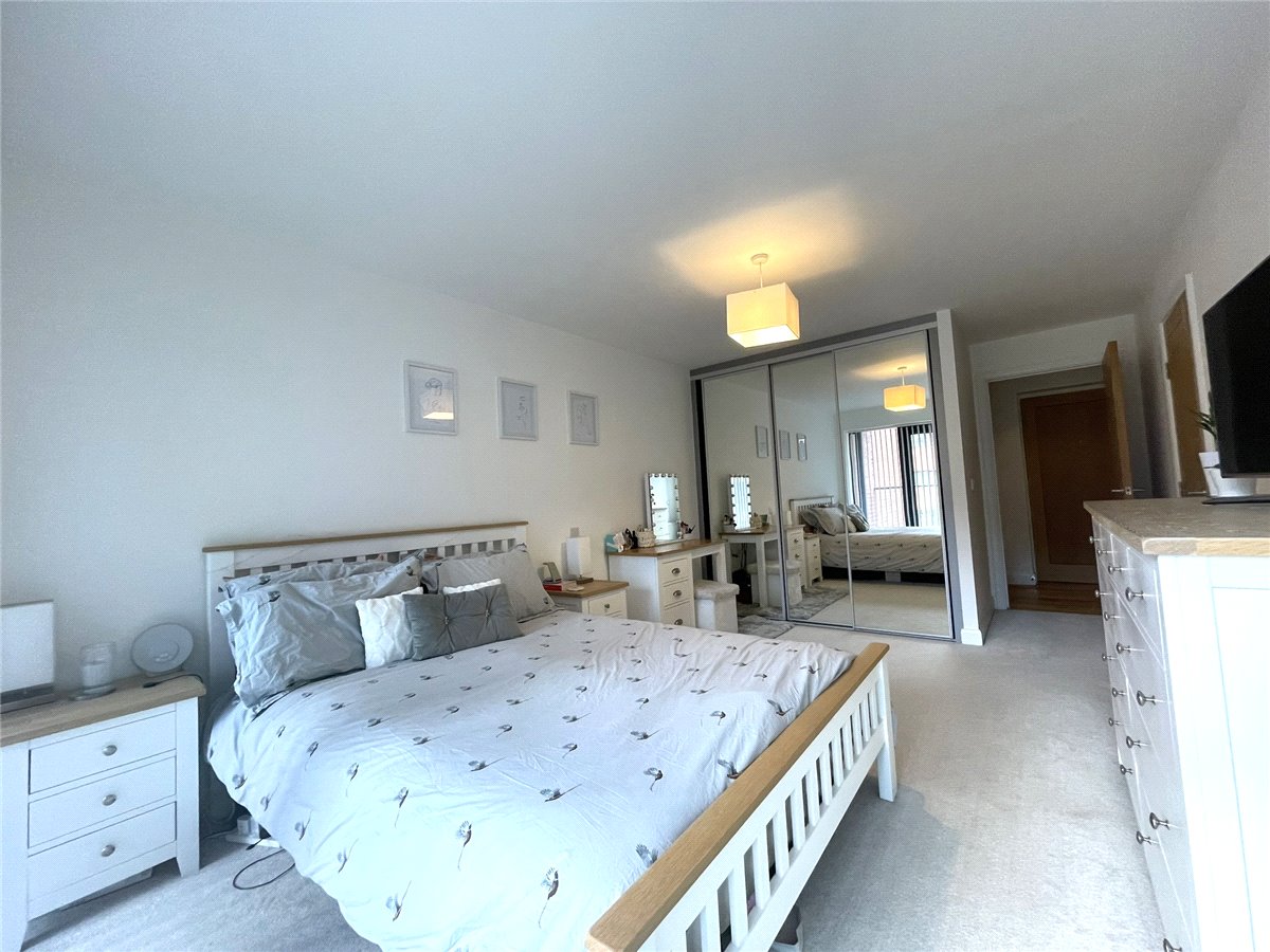 2 bedroom Flat, Racecourse Road, Newbury, RG14 - Available, Image 4