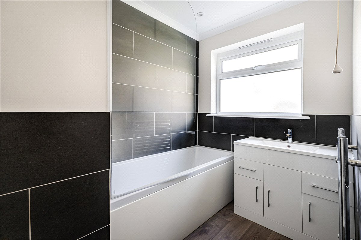 4 bedroom Bungalow, London Road, Wendover, HP22 - Available, Image 2