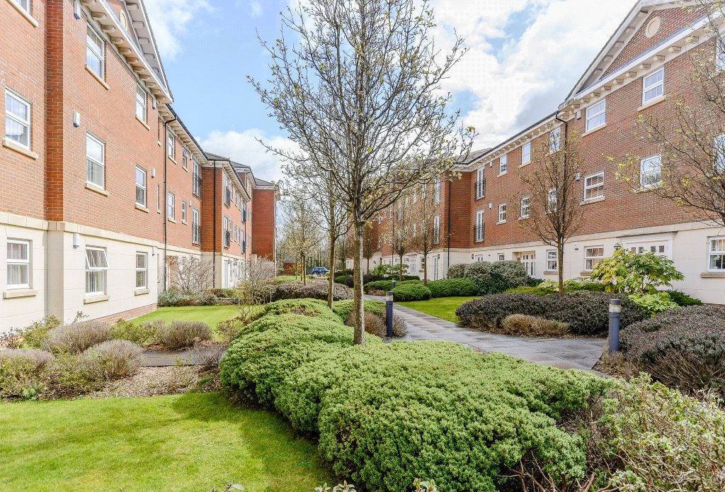 2 bedroom Flat, Newtown Road, Newbury, RG14 - 