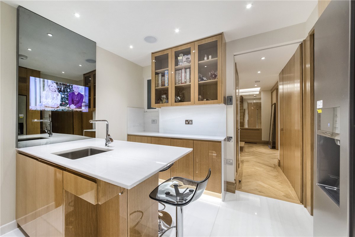 3 bedroom Flat, Upper Grosvenor Street, Mayfair, W1K - Available, Image 2