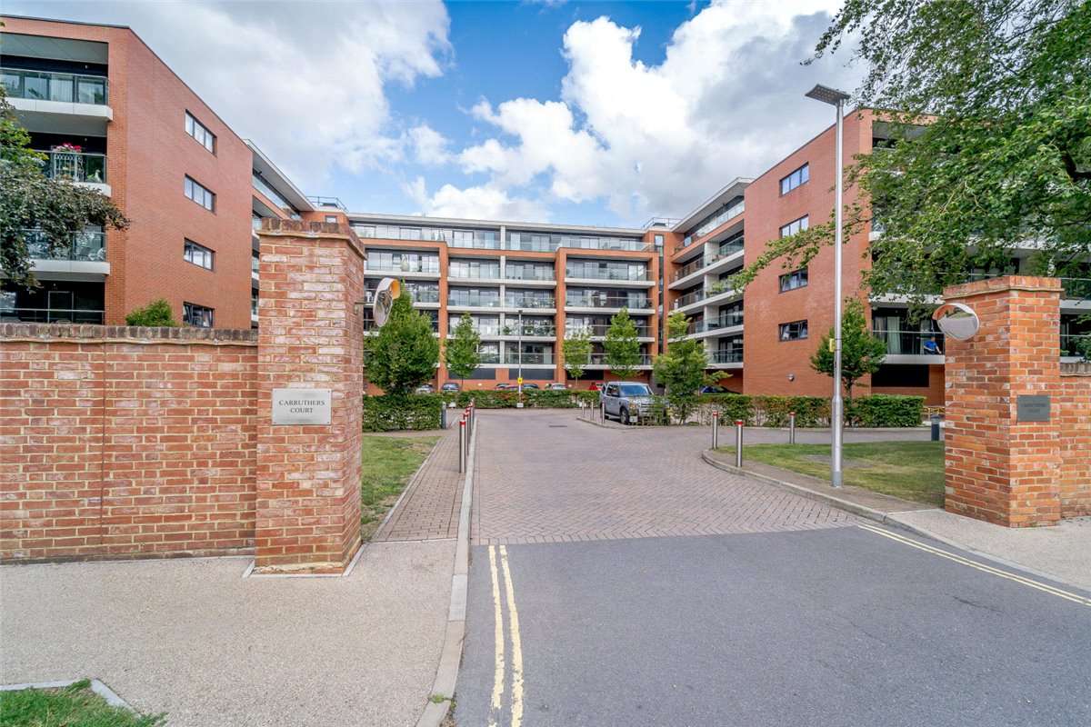 2 bedroom Flat, Racecourse Road, Newbury, RG14 - 