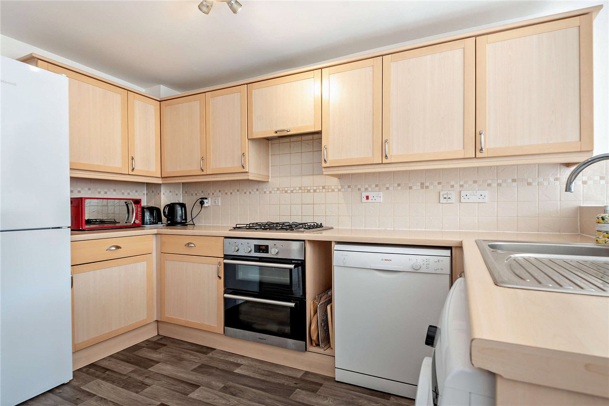 3 bedroom House, Urquhart Road, Thatcham, RG19 - Available, Image 4