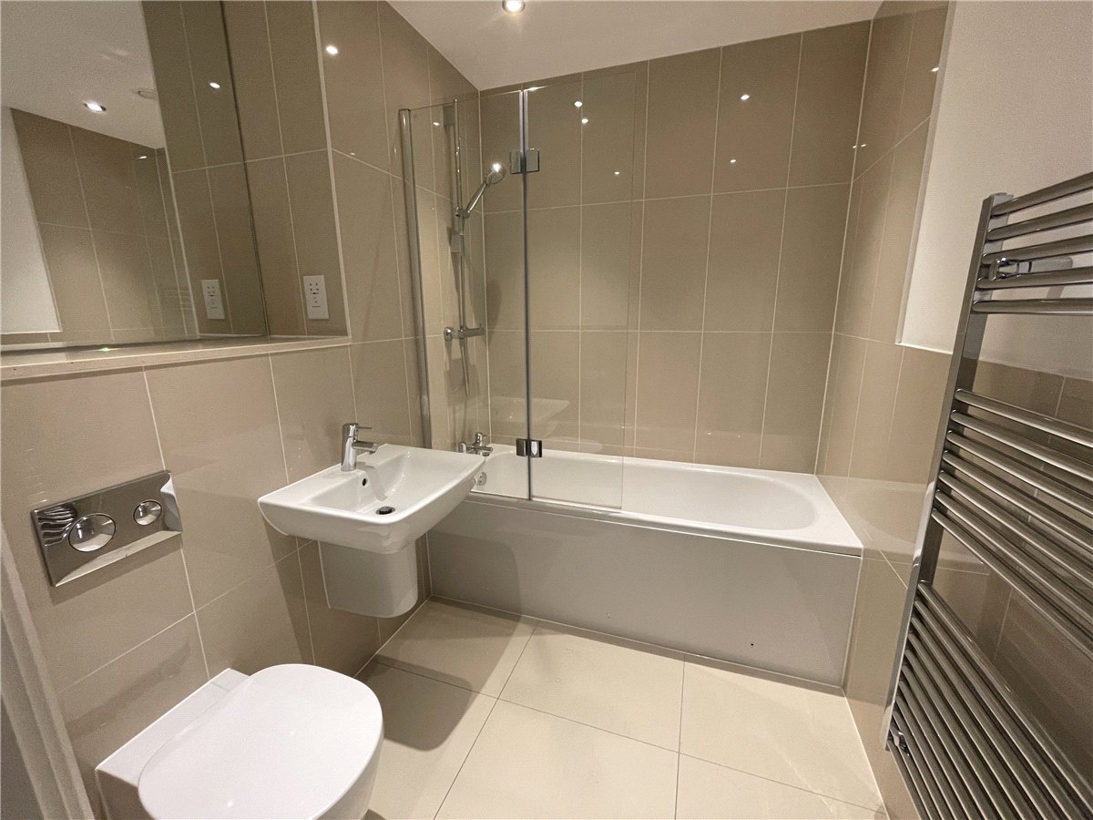 2 bedroom Flat, Kingman Way, Newbury, RG14 - , Image 2