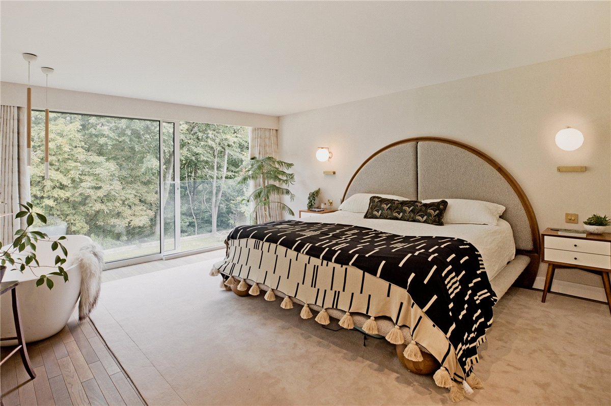 5 Bedroom Single Family Home/House's Image 2