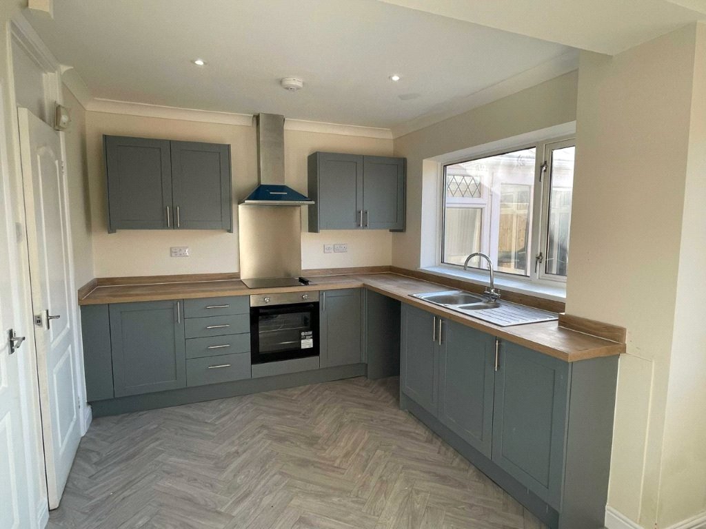 3 bedroom House, Penfold Way, Morton, DE55 - Available