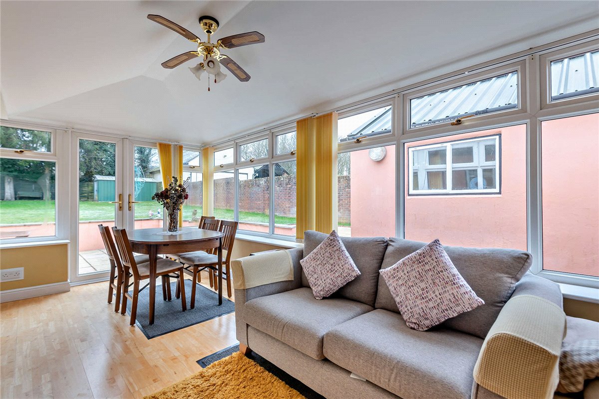 4 bedroom Bungalow, Long Lane, Hermitage, RG18 - Available, Image 2