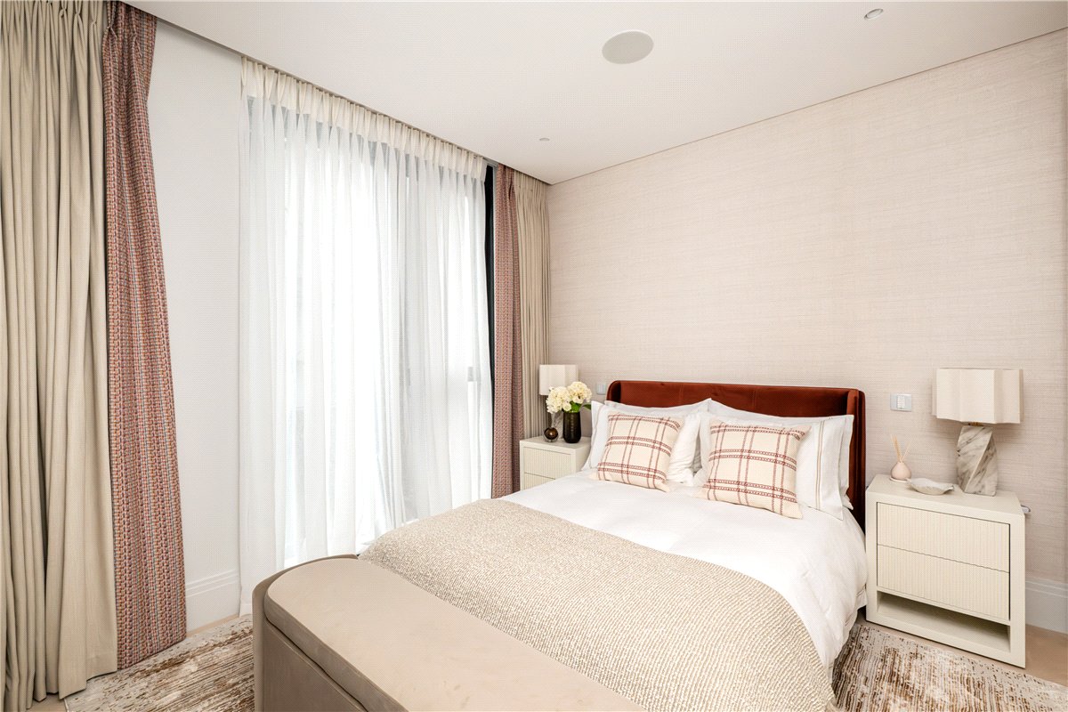 2 bedroom Flat, Cork Street, Mayfair, W1S - Available, Image 4